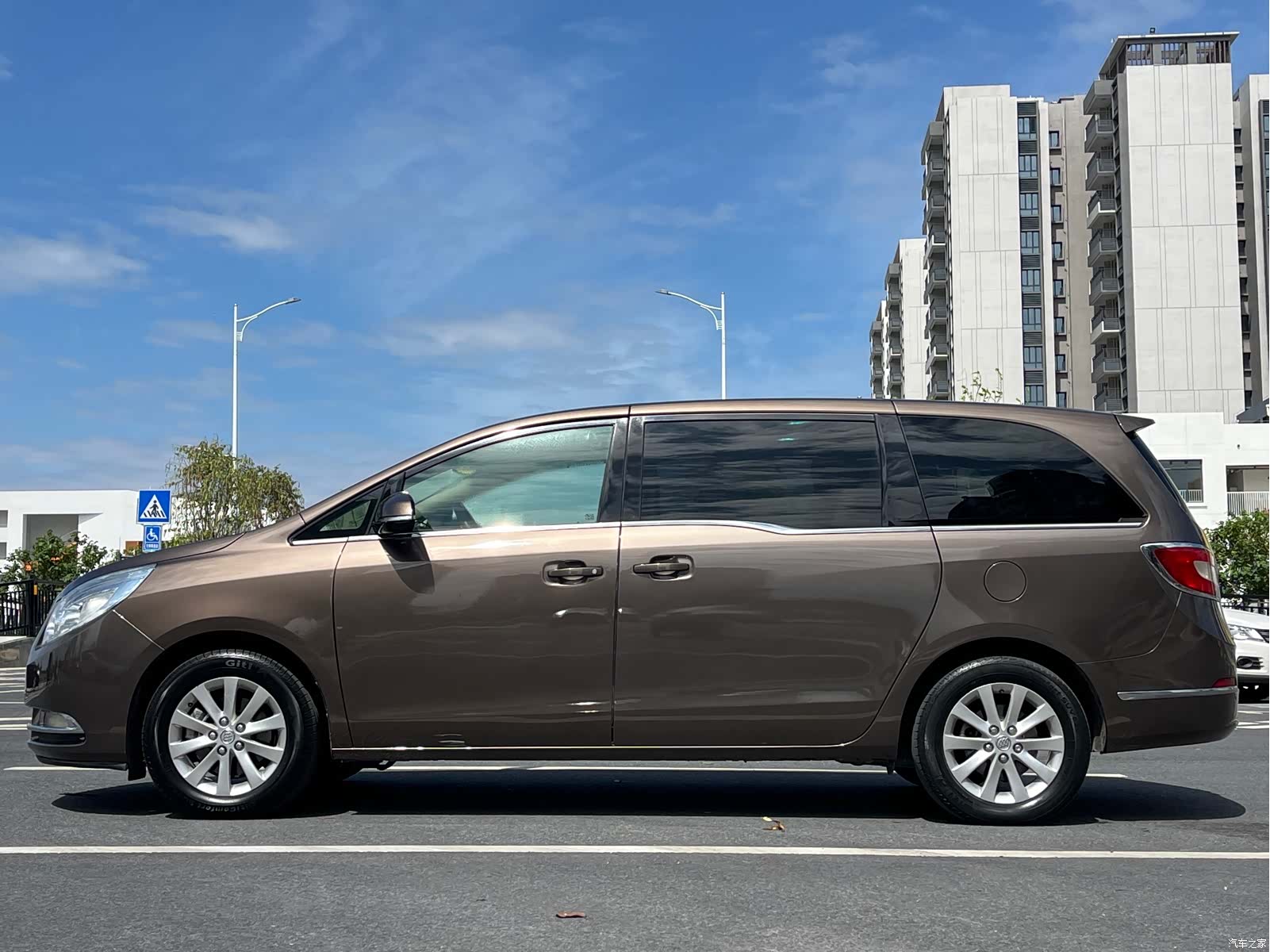 Buick GL8, 2011 4