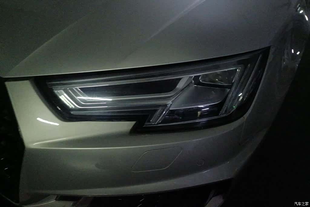 Audi A4L, 2018 все фото