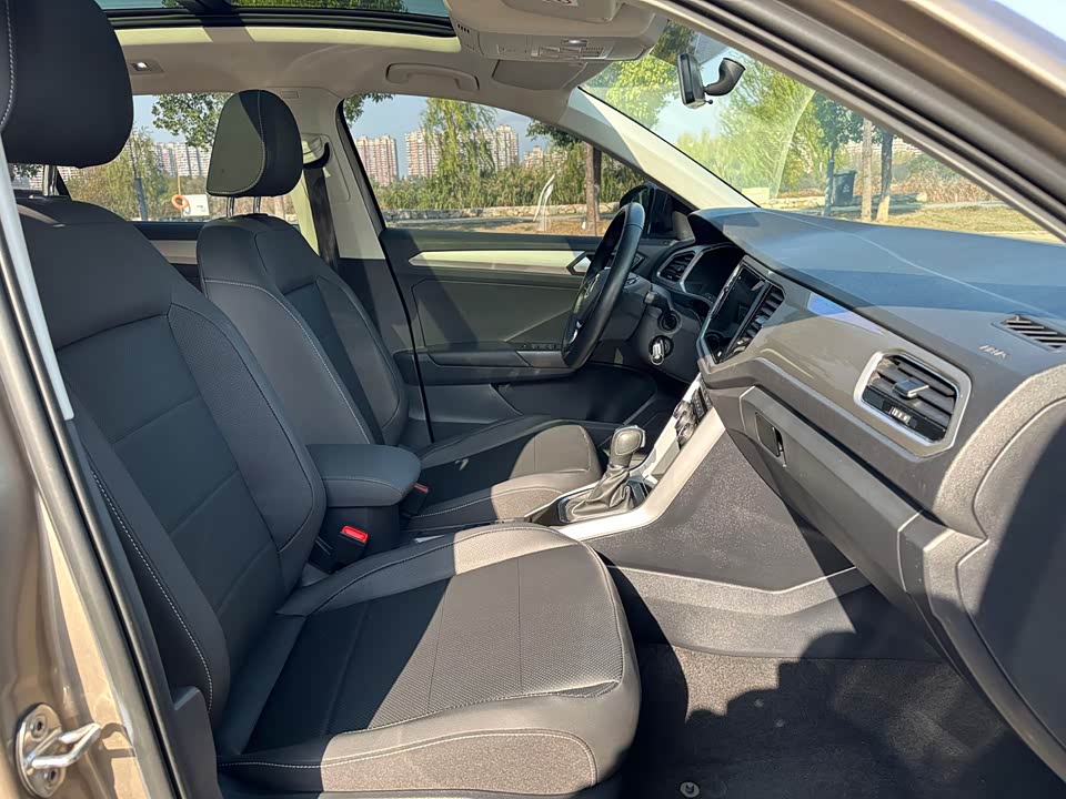 Volkswagen T-ROC exploring Songs