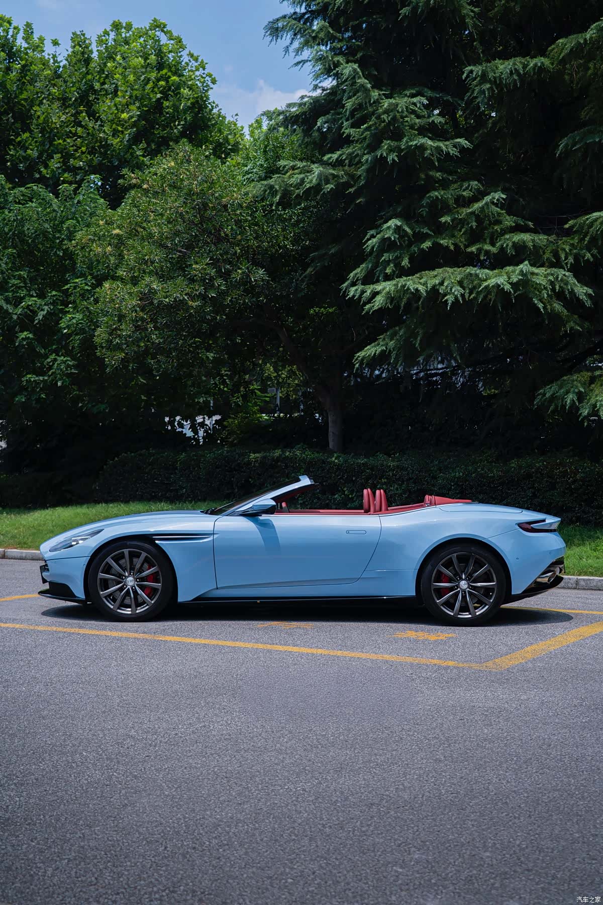 Aston Martin DB11, 2019 4