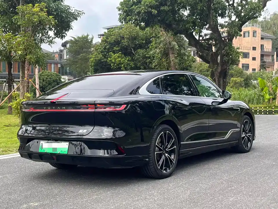 VOYAH Lantu chasing light