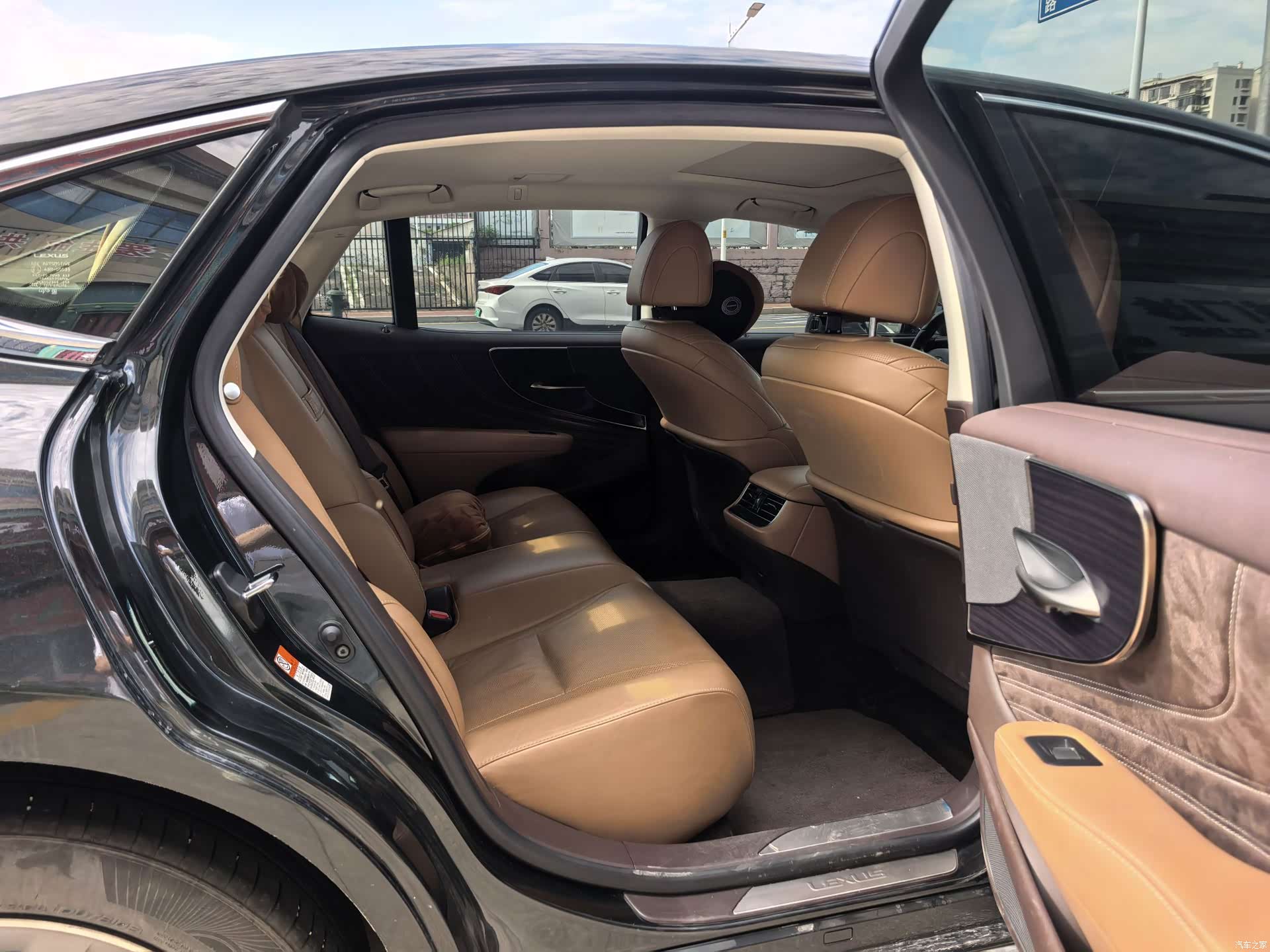 Lexus LS, 2019 4