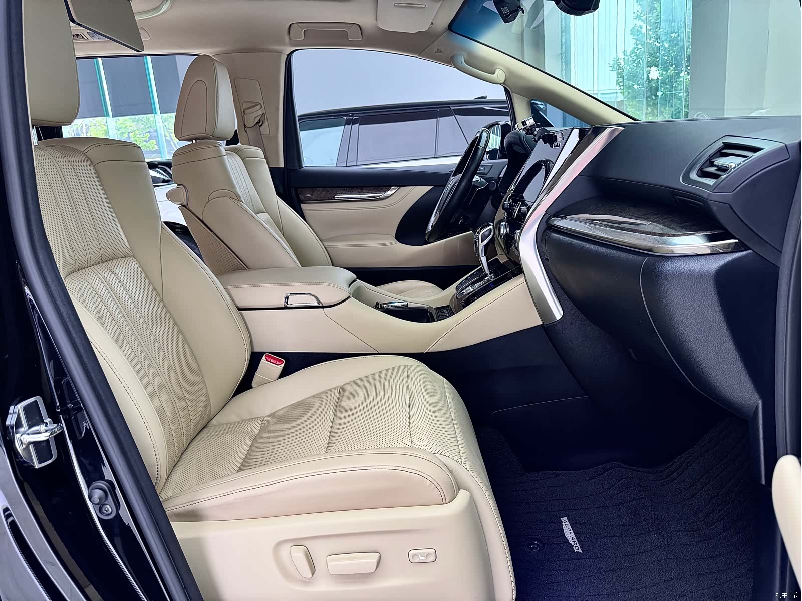 Toyota Alphard, 2022 11