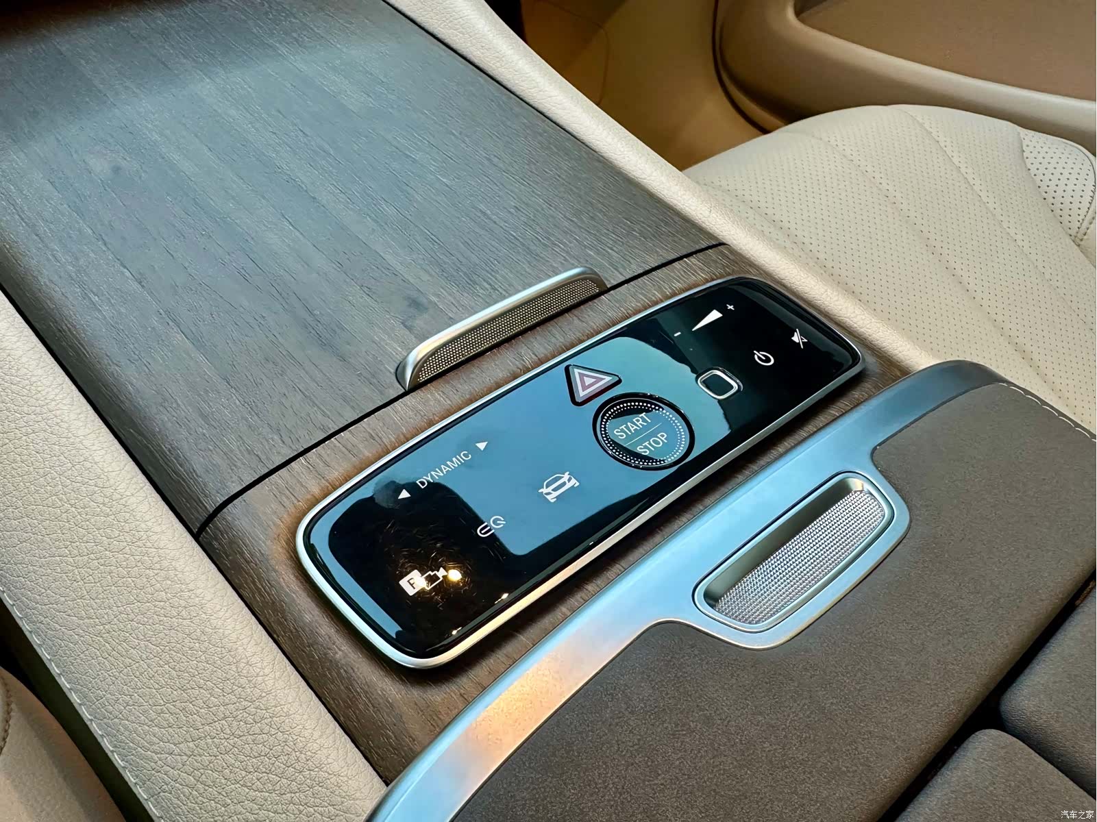 Mercedes-Benz EQS, 2022 16