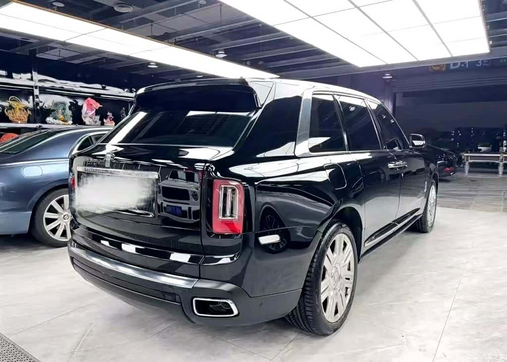 Rolls-Royce Cullinan, 2022 4
