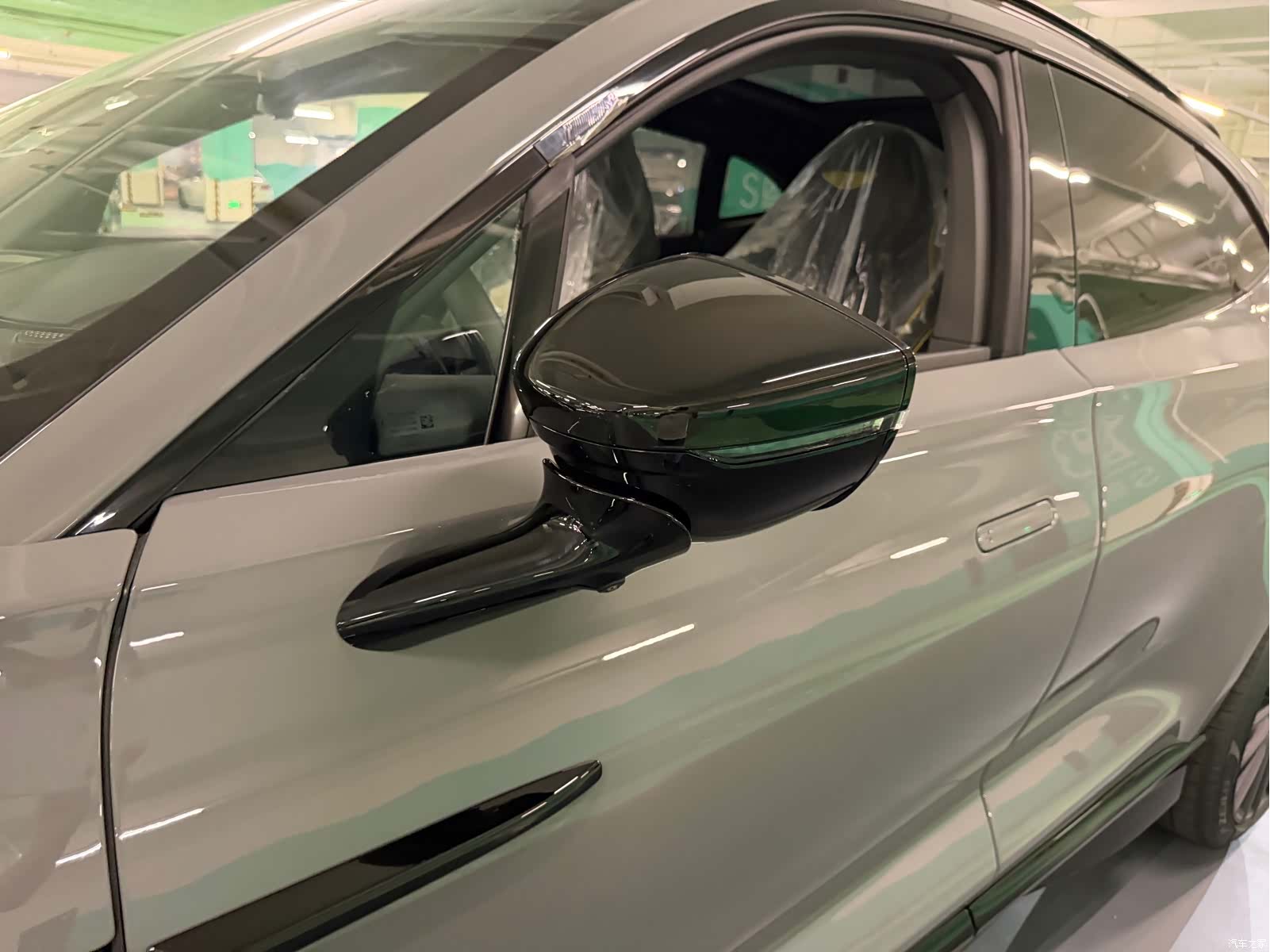 Aston Martin DBX, 2025 10