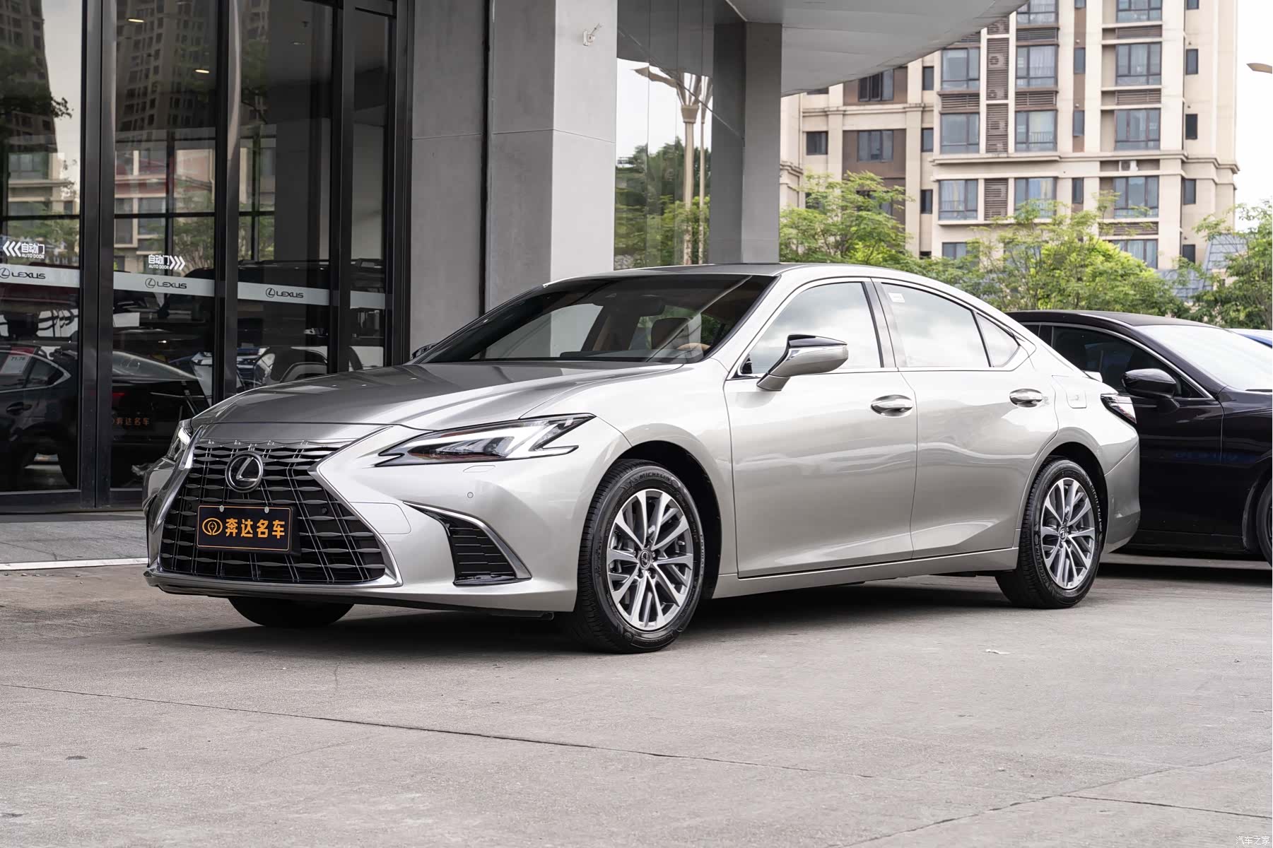 Lexus ES, 2025 1