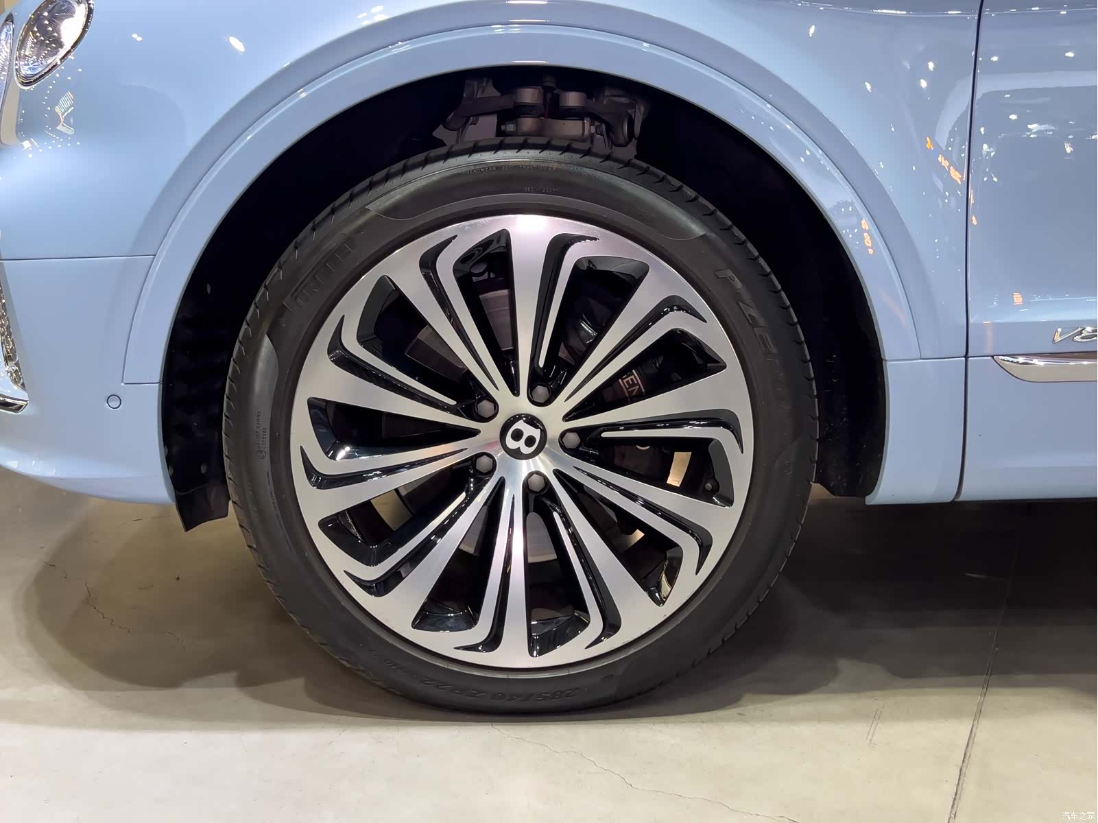 Bentley Bentayga, 2023 все фото