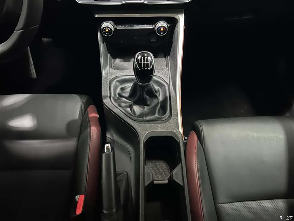 Geely Coolray, 2022 13