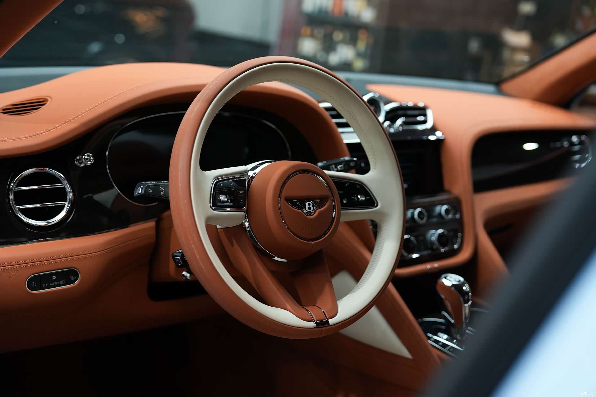Bentley Bentayga, 2024 23