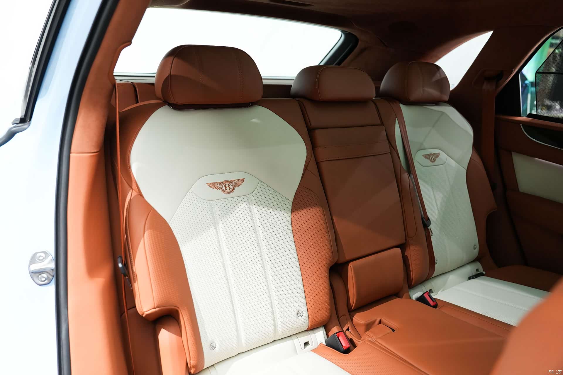 Bentley Bentayga, 2024 43