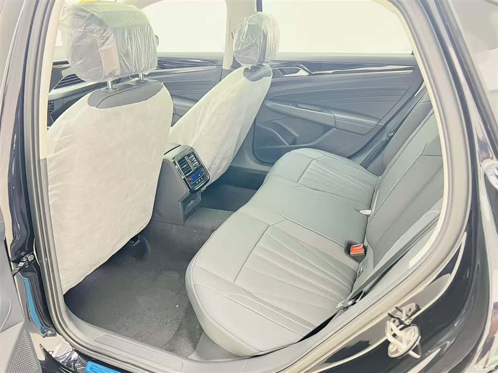 Volkswagen Passat, 2026 12