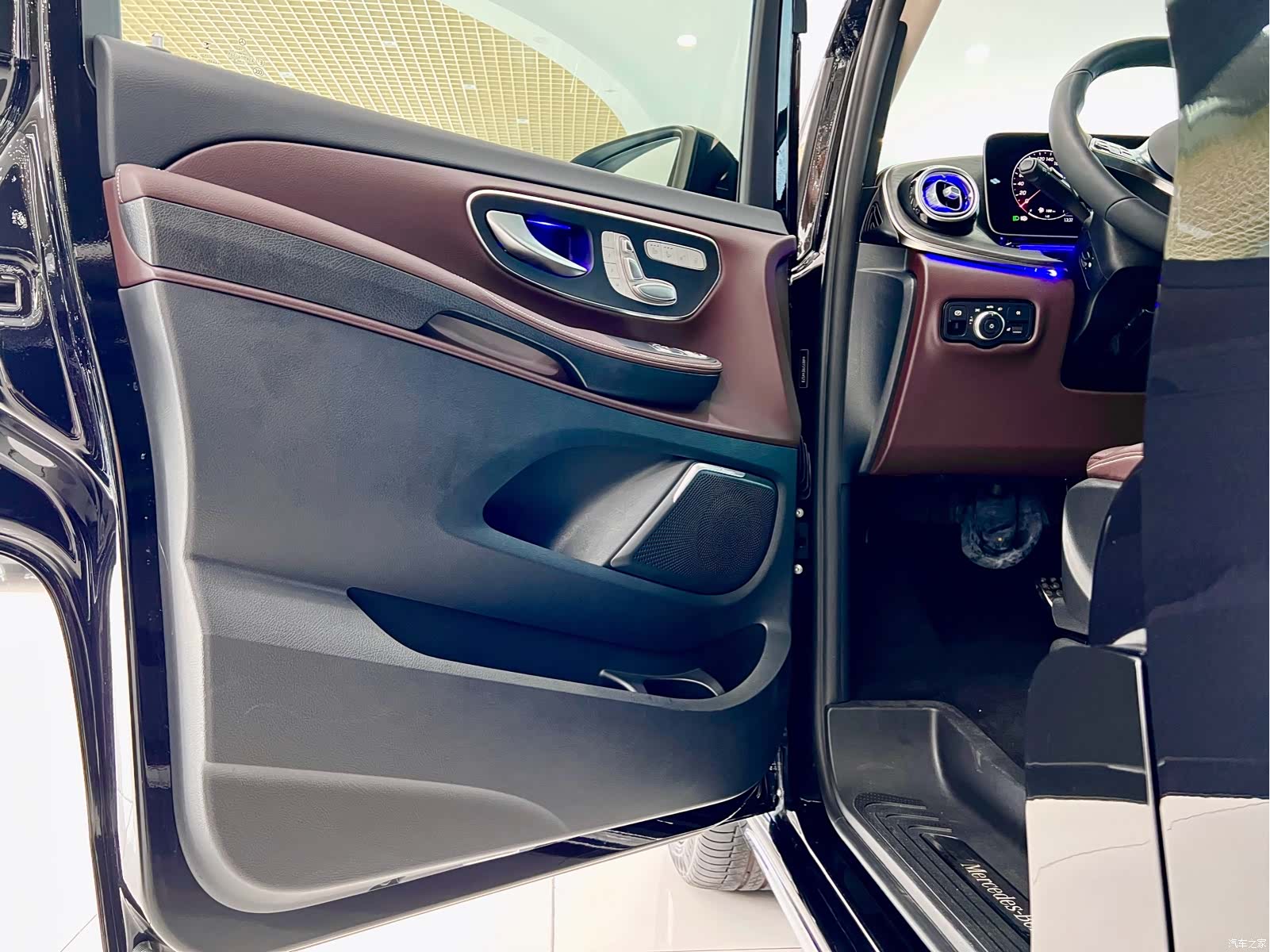 Mercedes-Benz V-Class, 2025 22