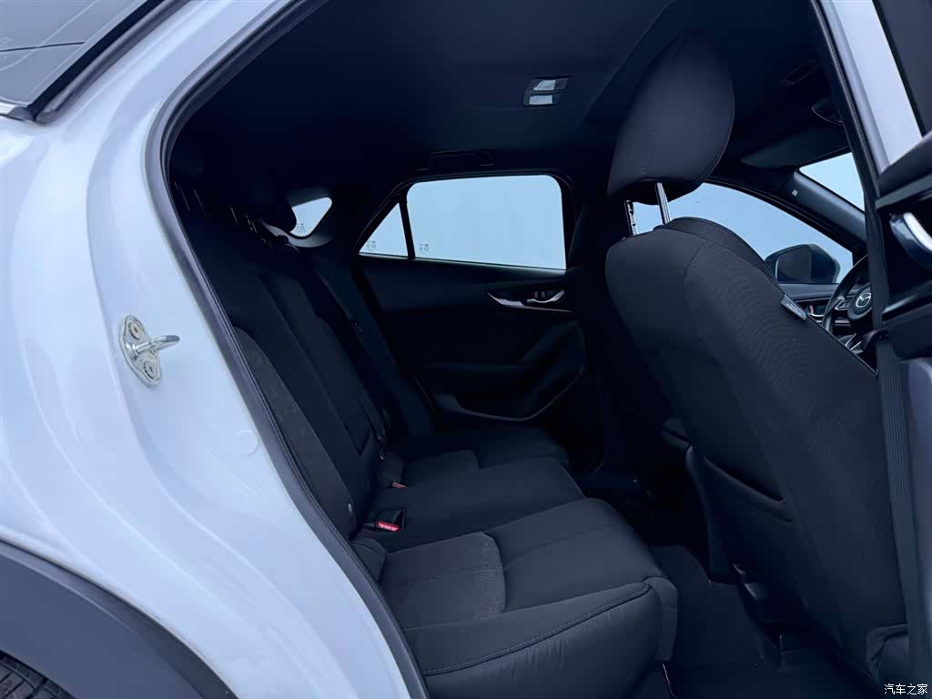 Mazda CX-4, 2023 21