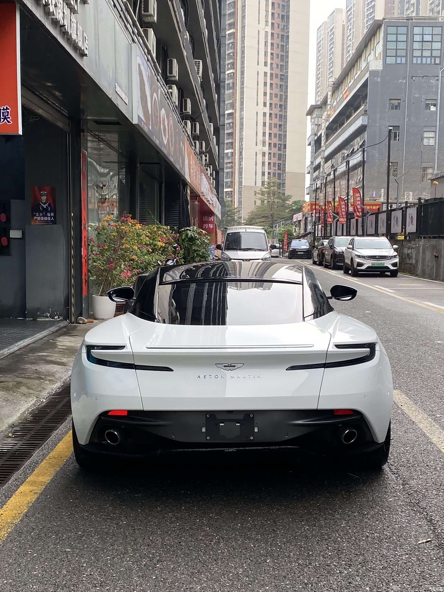 Aston Martin DB11, 2022 3