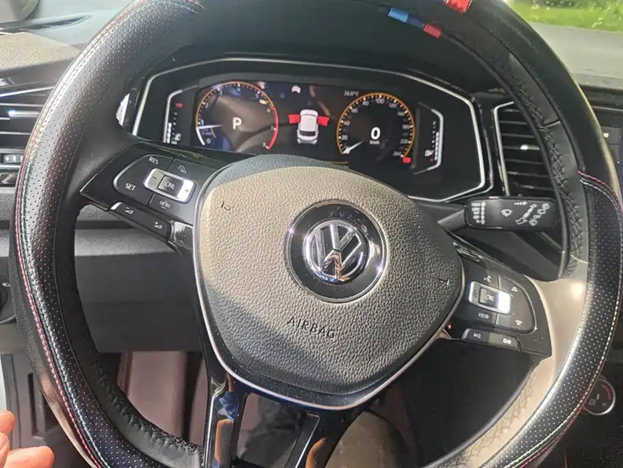 Volkswagen T-ROC exploring Songs