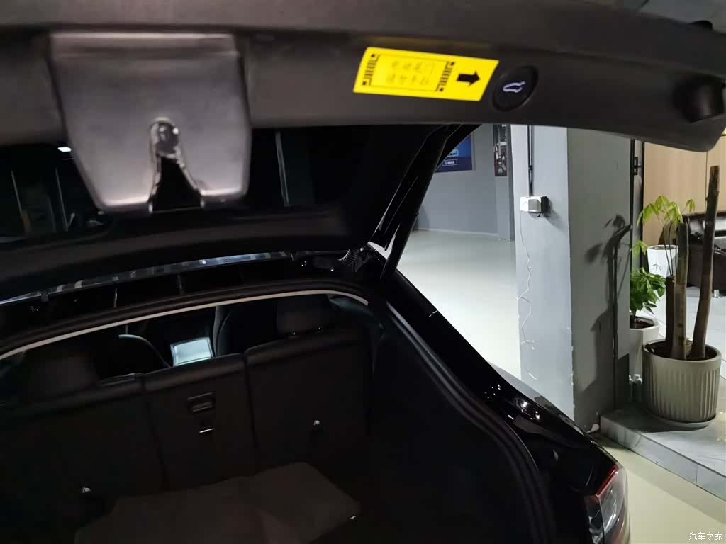 Tesla Model Y, 2023 15