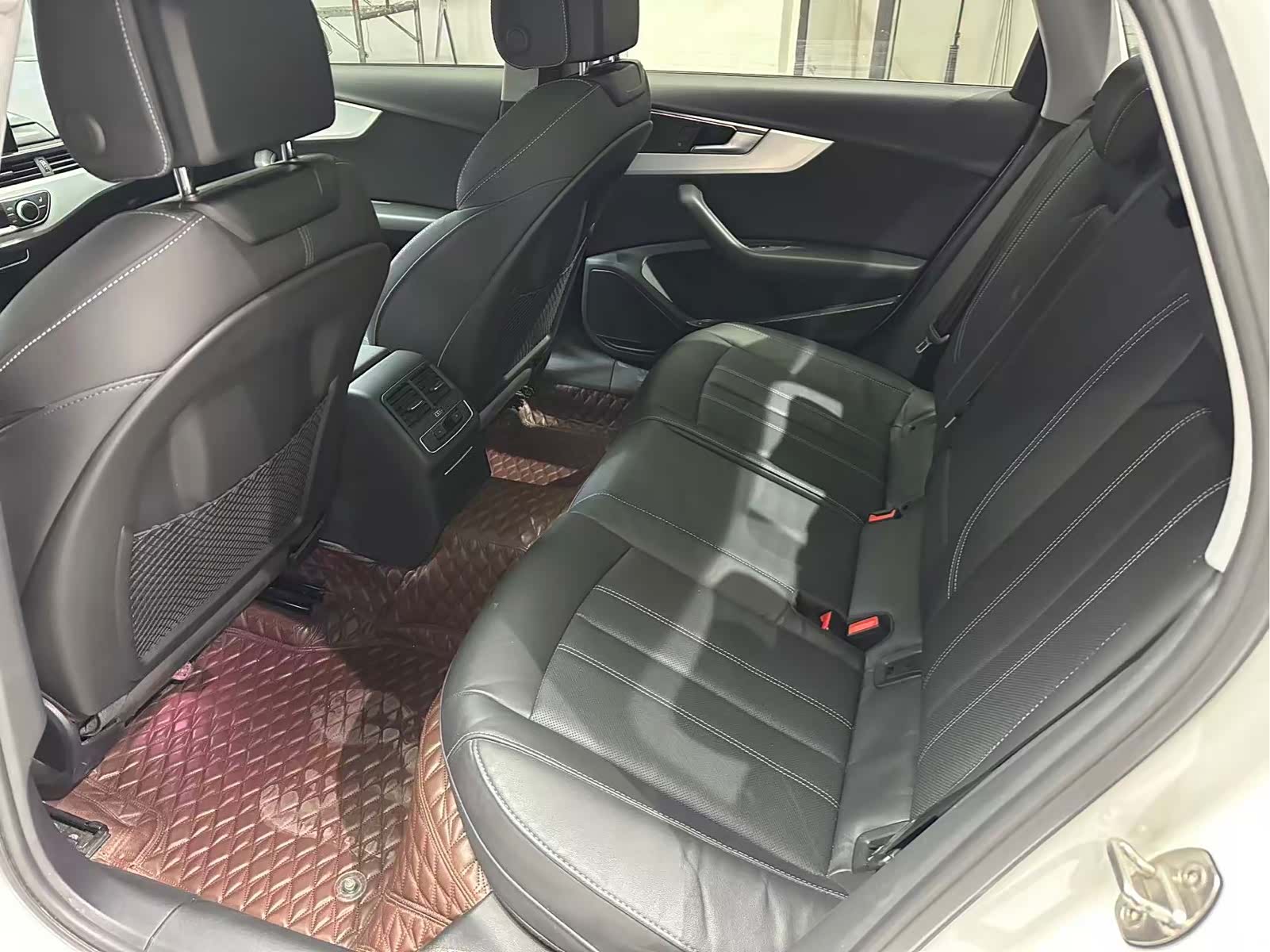 Audi A4L, 2022 все фото