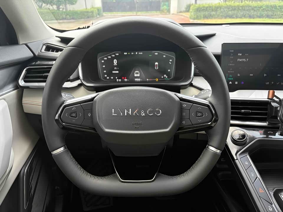 Lynk & Co 06 EM-P