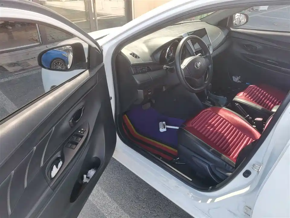 Toyota YARiS L to enjoy