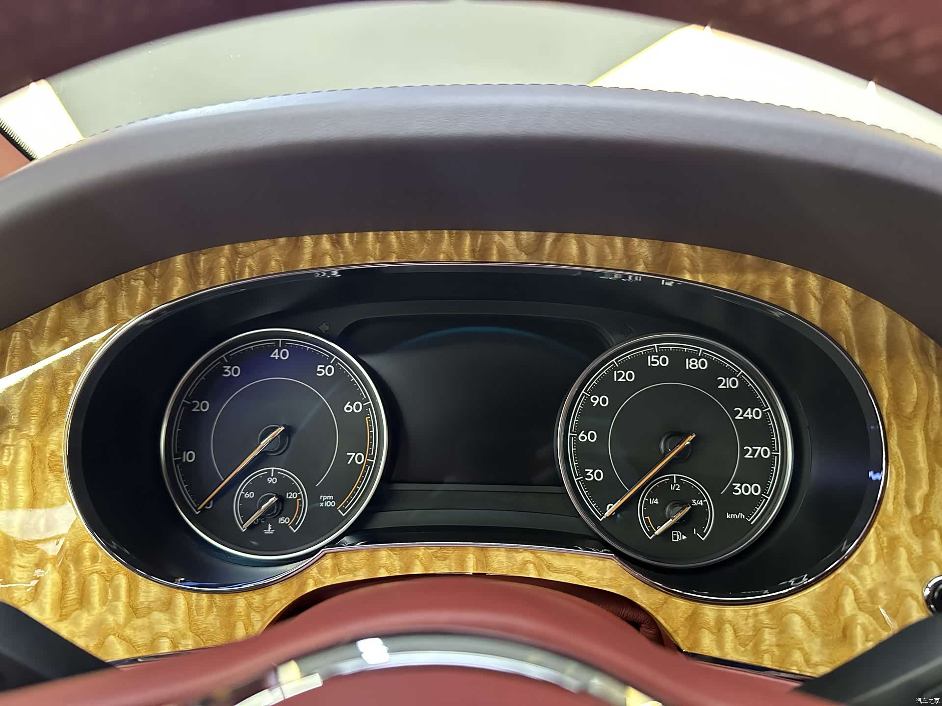 Bentley Bentayga, 2017 20