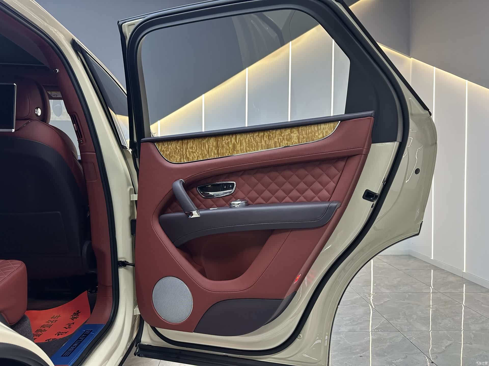 Bentley Bentayga, 2017 28