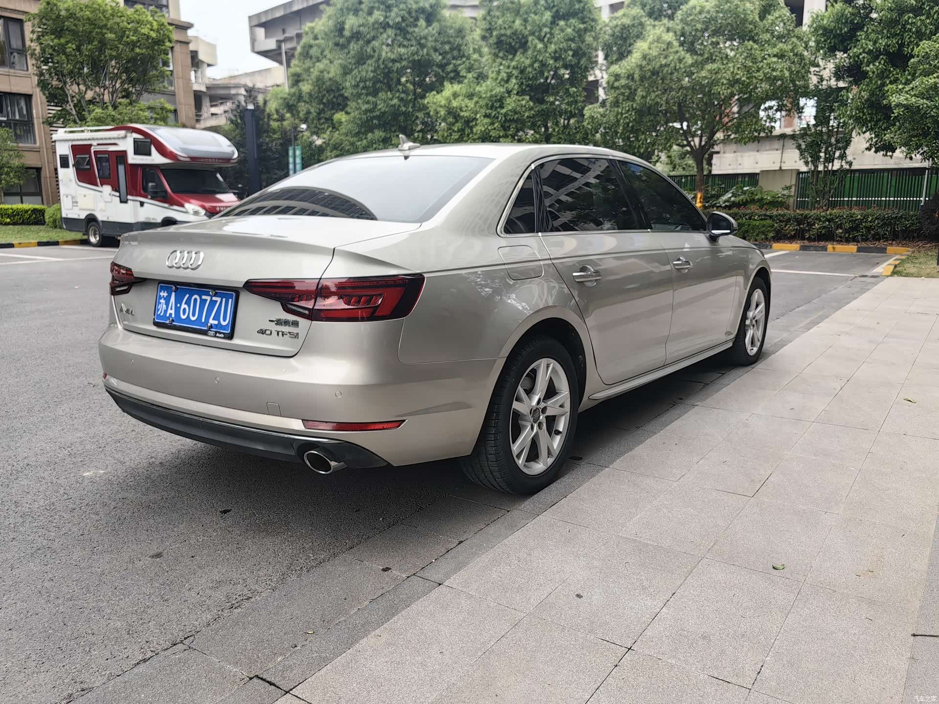 Audi A4L, 2018 все фото