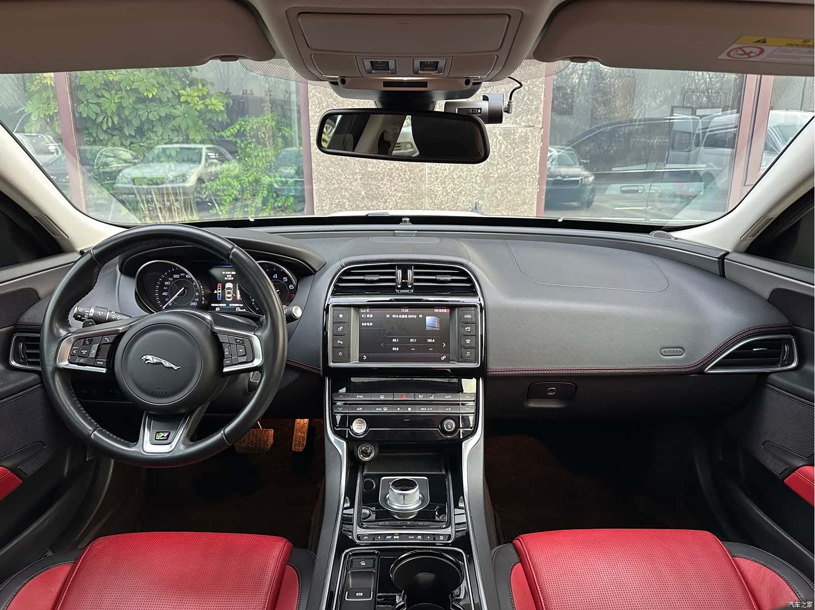 Jaguar XE, 2015 11