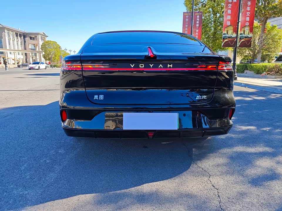 VOYAH Lantu chasing light