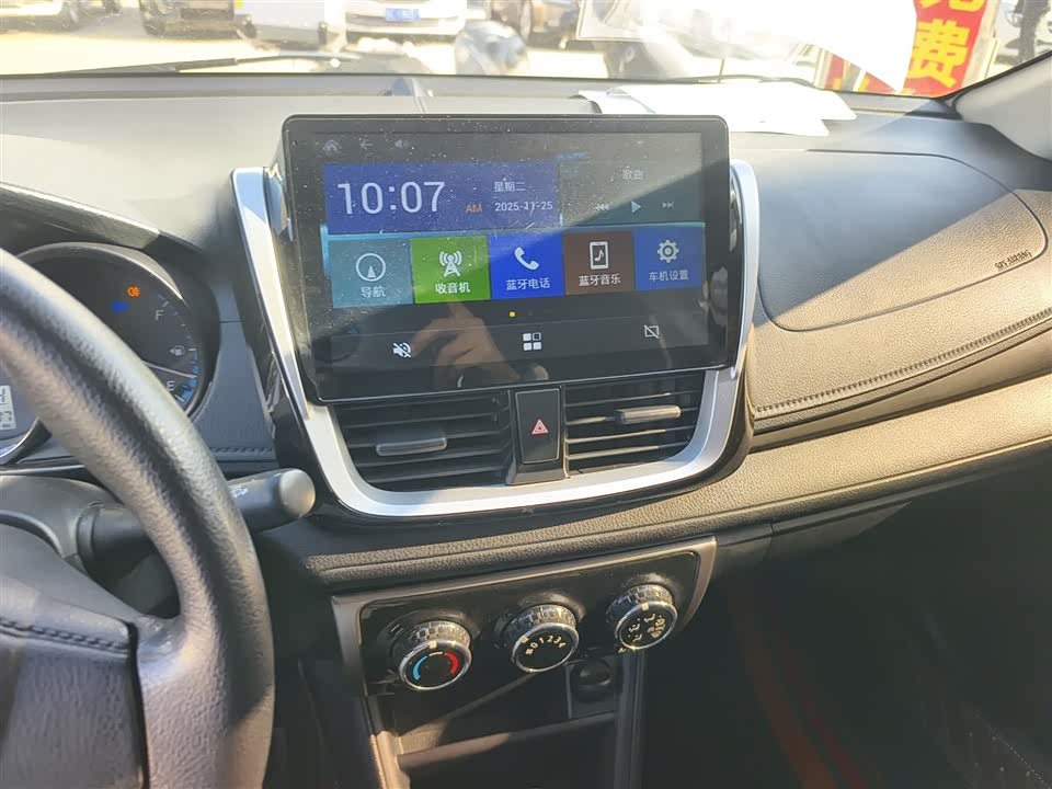 Toyota YARiS L to enjoy