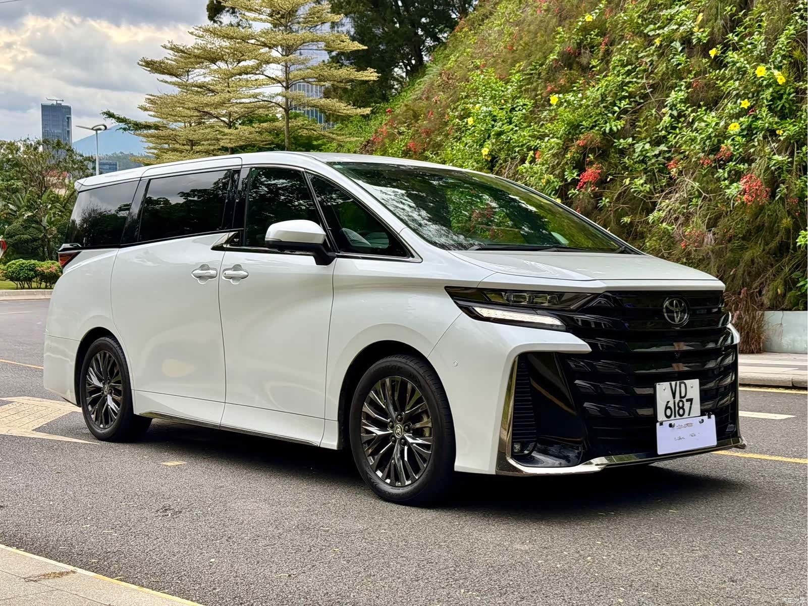 Toyota Vellfire, 2026 3