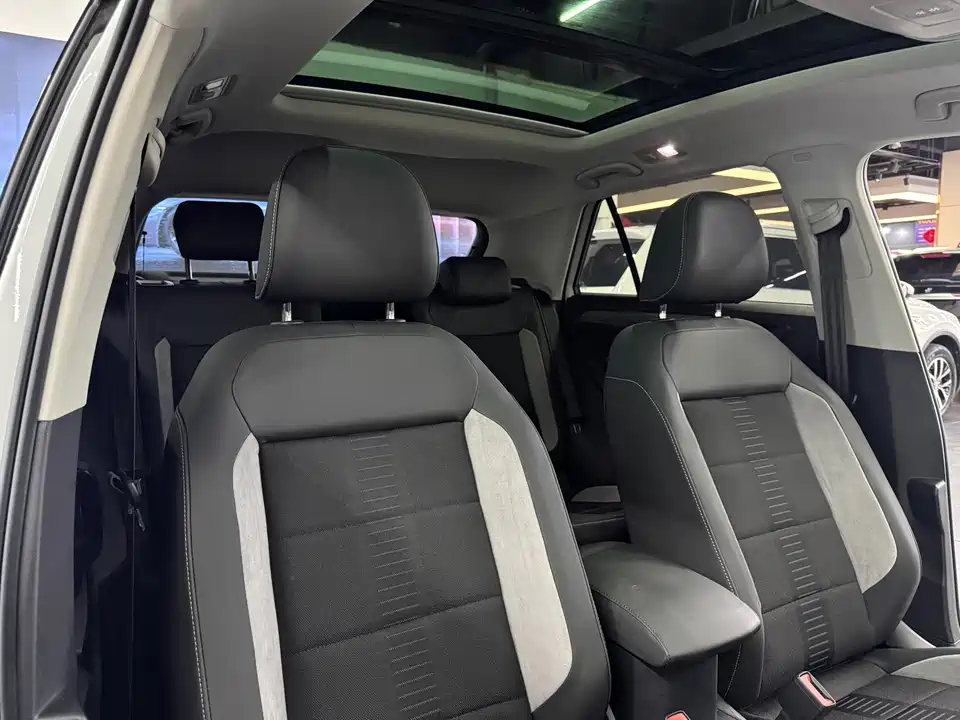 Volkswagen T-ROC exploring Songs