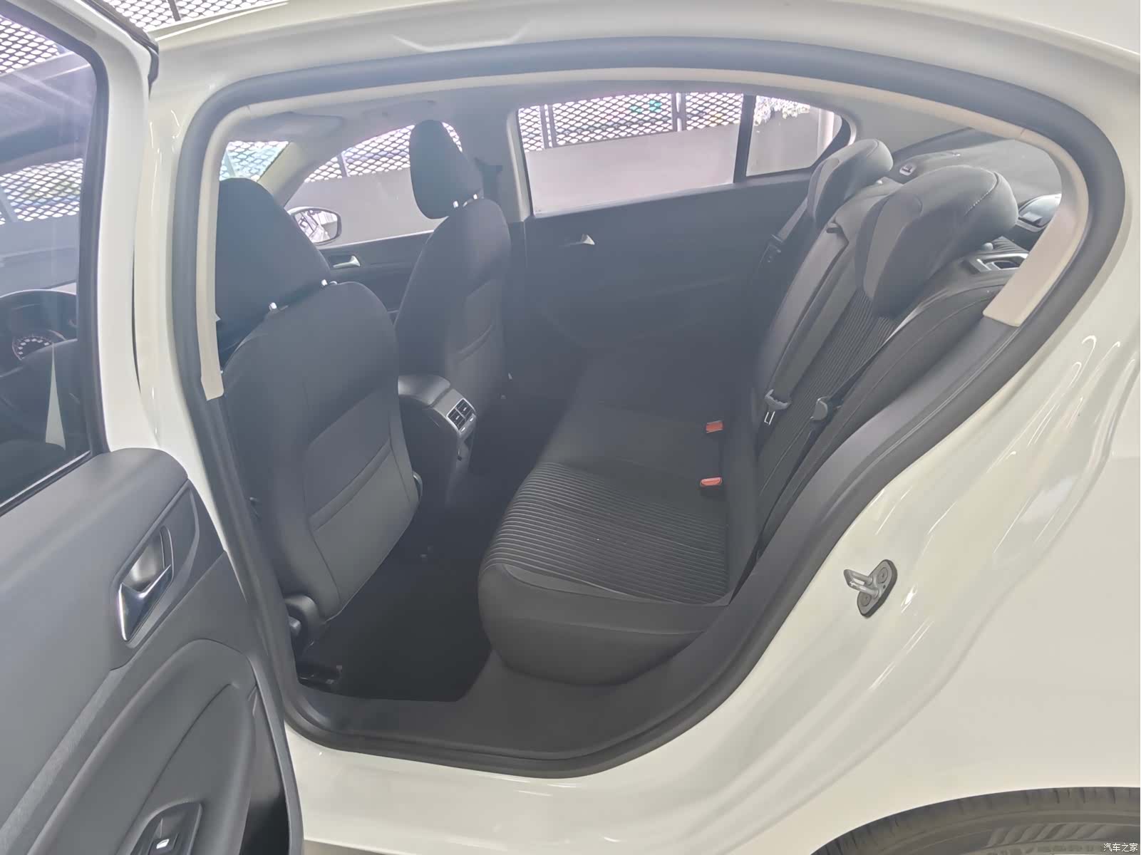 Peugeot 408, 2016 8