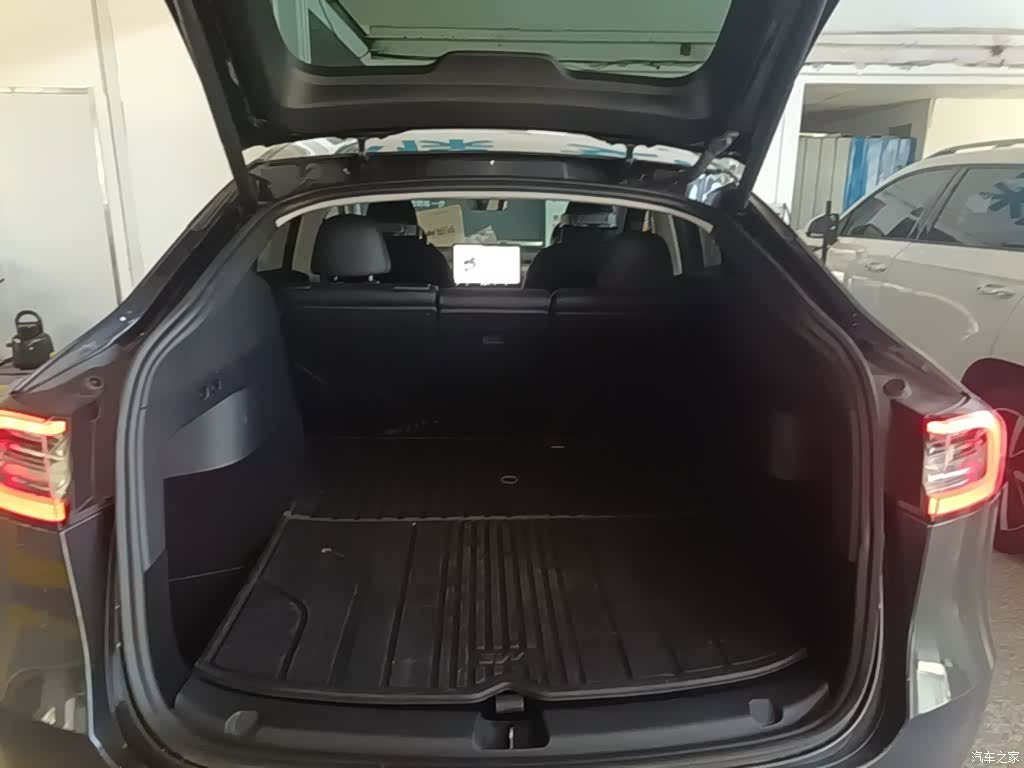 Tesla Model Y, 2024 19