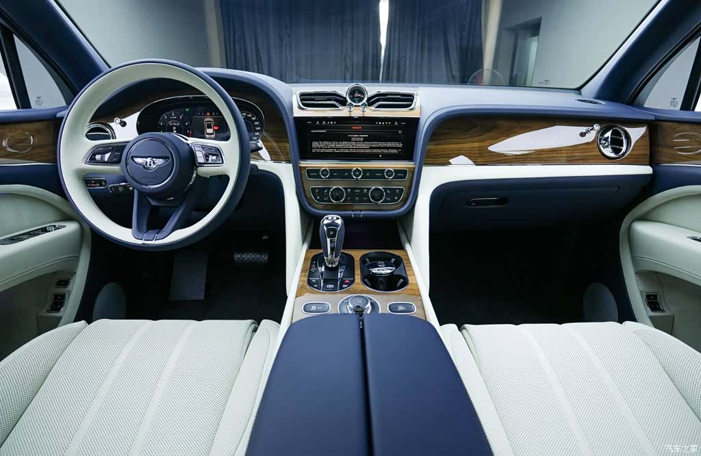 Bentley Bentayga, 2025 10