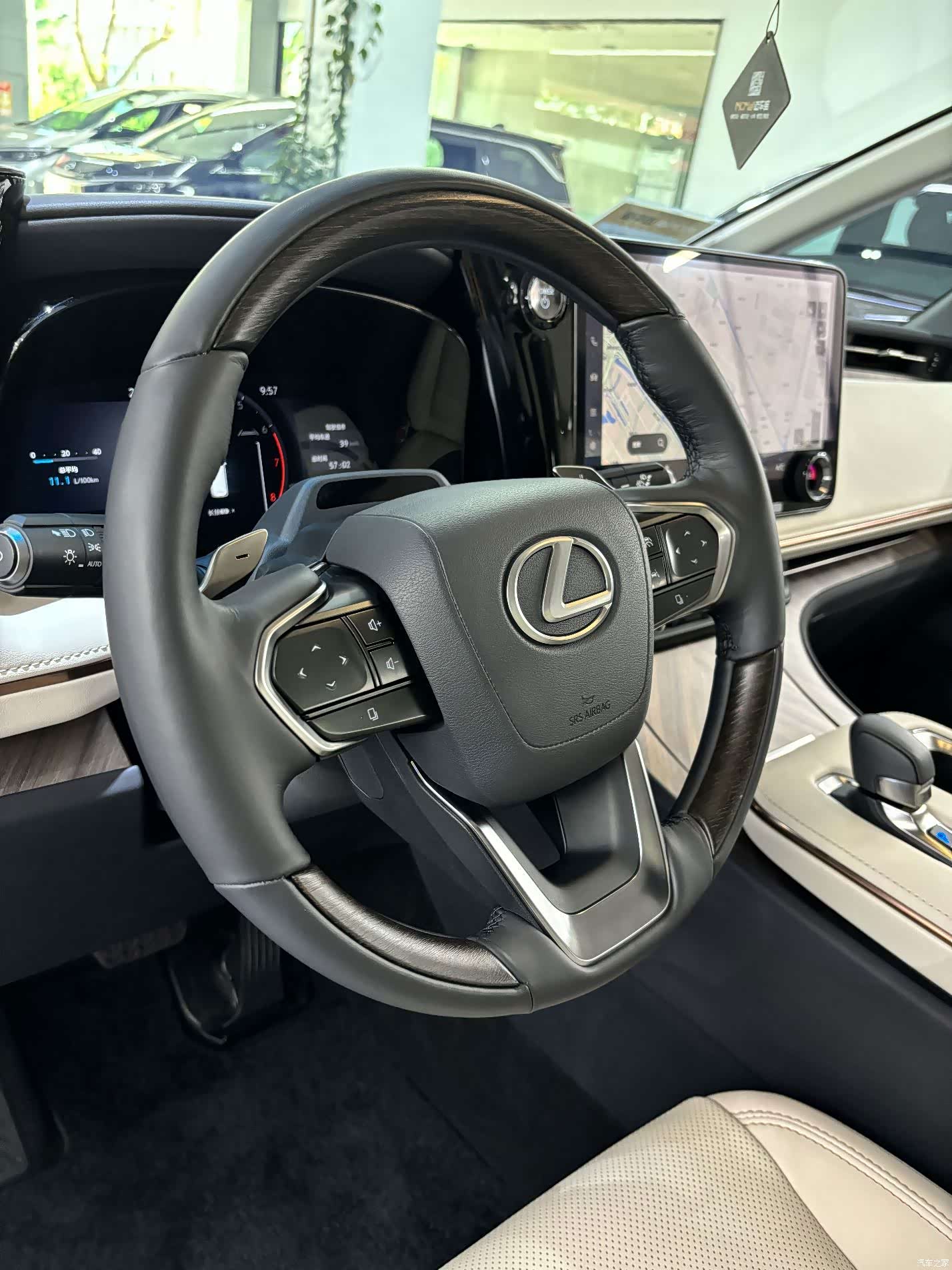 Lexus LM, 2025 14