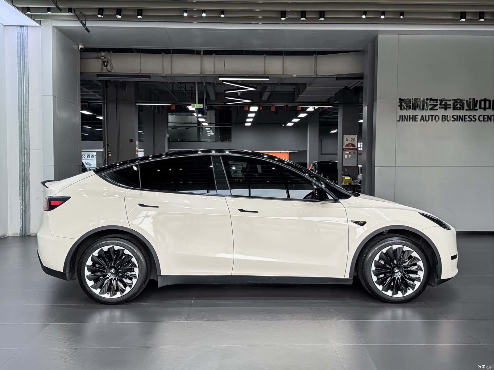 Tesla Model Y, 2024 17