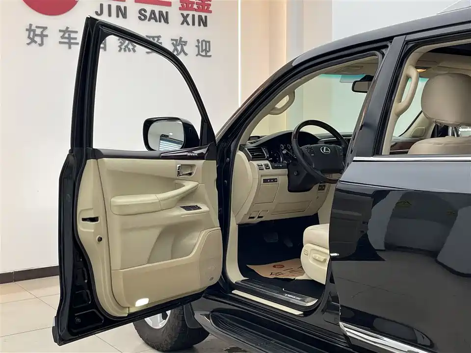 Lexus LX