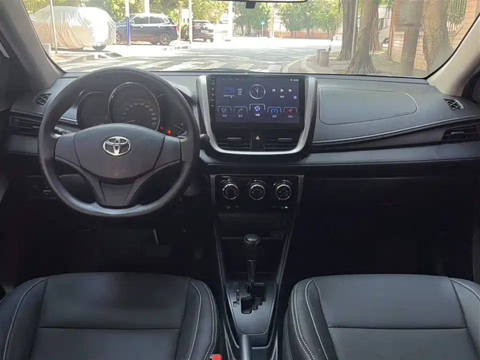 Toyota YARiS L to enjoy