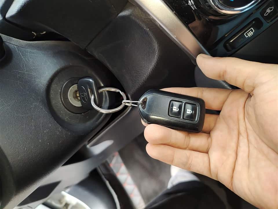 Toyota YARiS L to enjoy