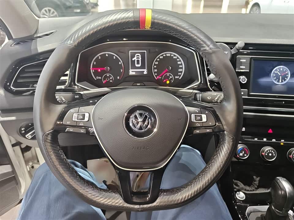 Volkswagen T-ROC exploring Songs