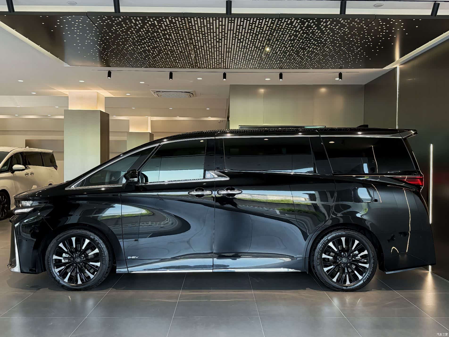 Toyota Vellfire, 2023 10