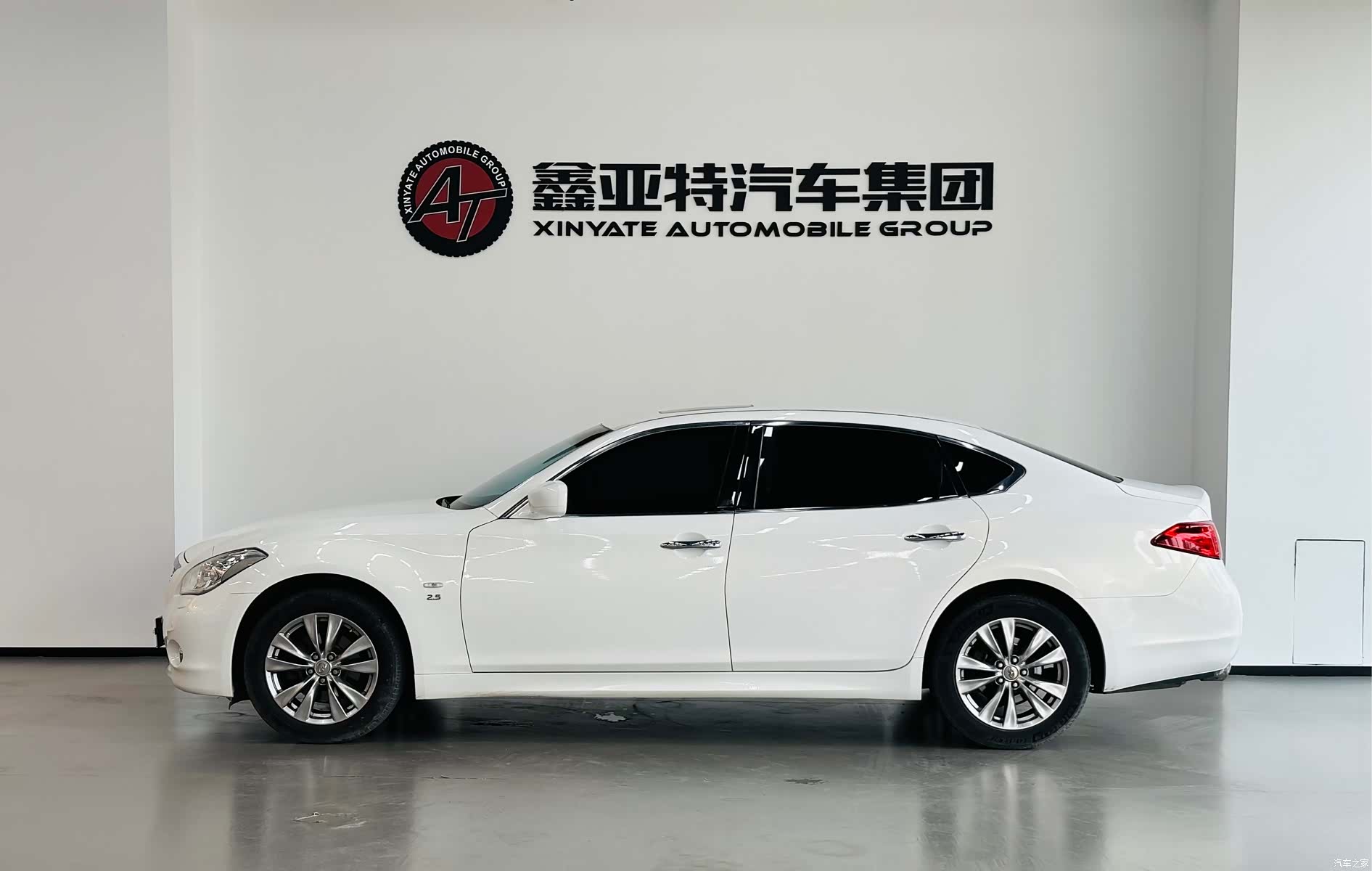 Infiniti Q70, 2015 3