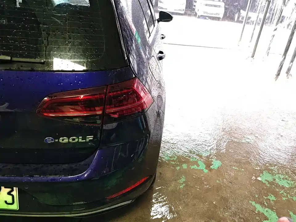 Volkswagen Golf*pure electricity