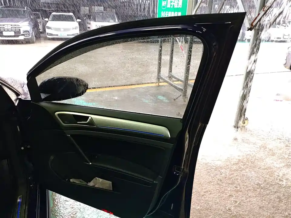 Volkswagen Golf*pure electricity