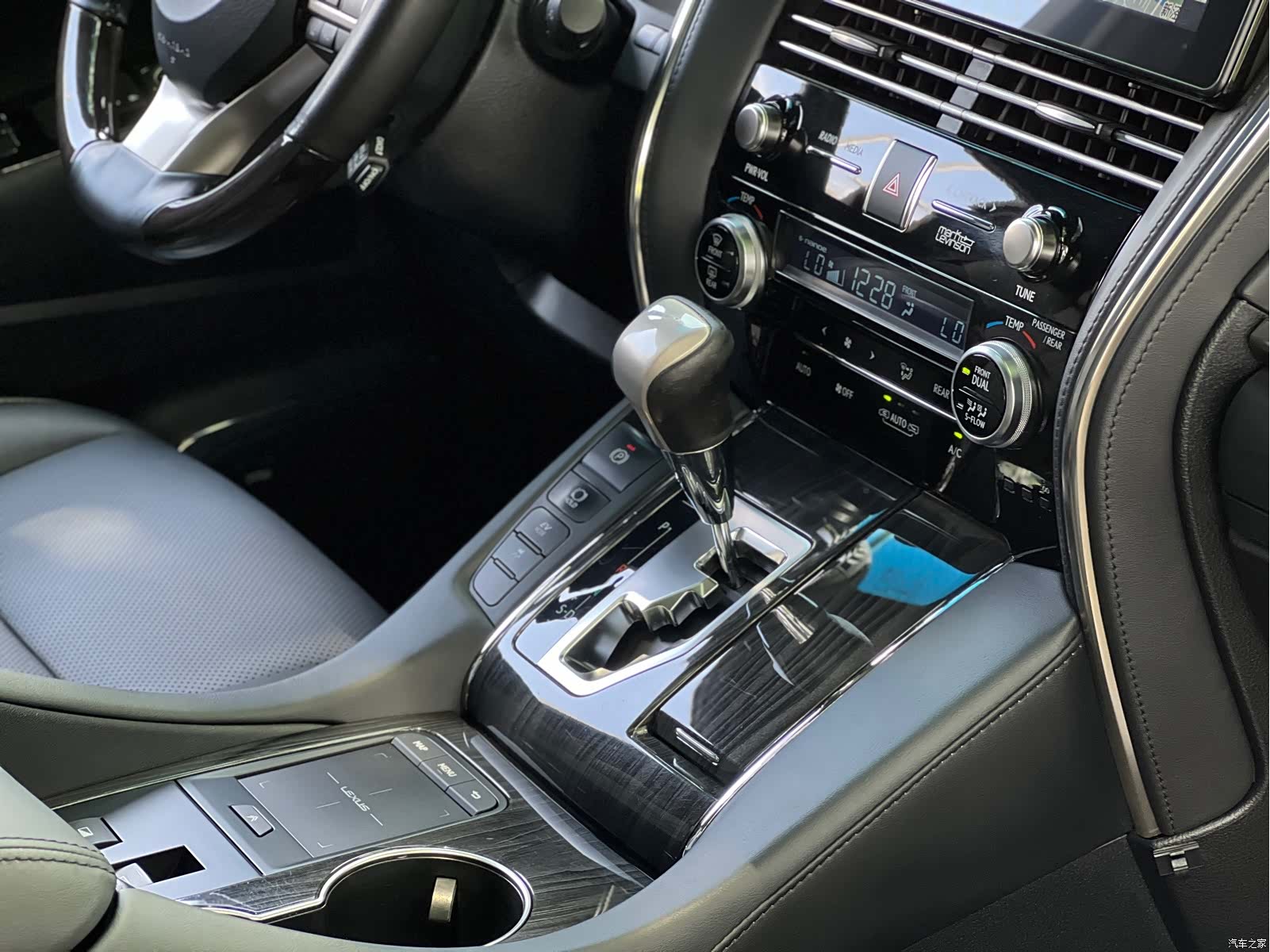 Lexus LM, 2020 13