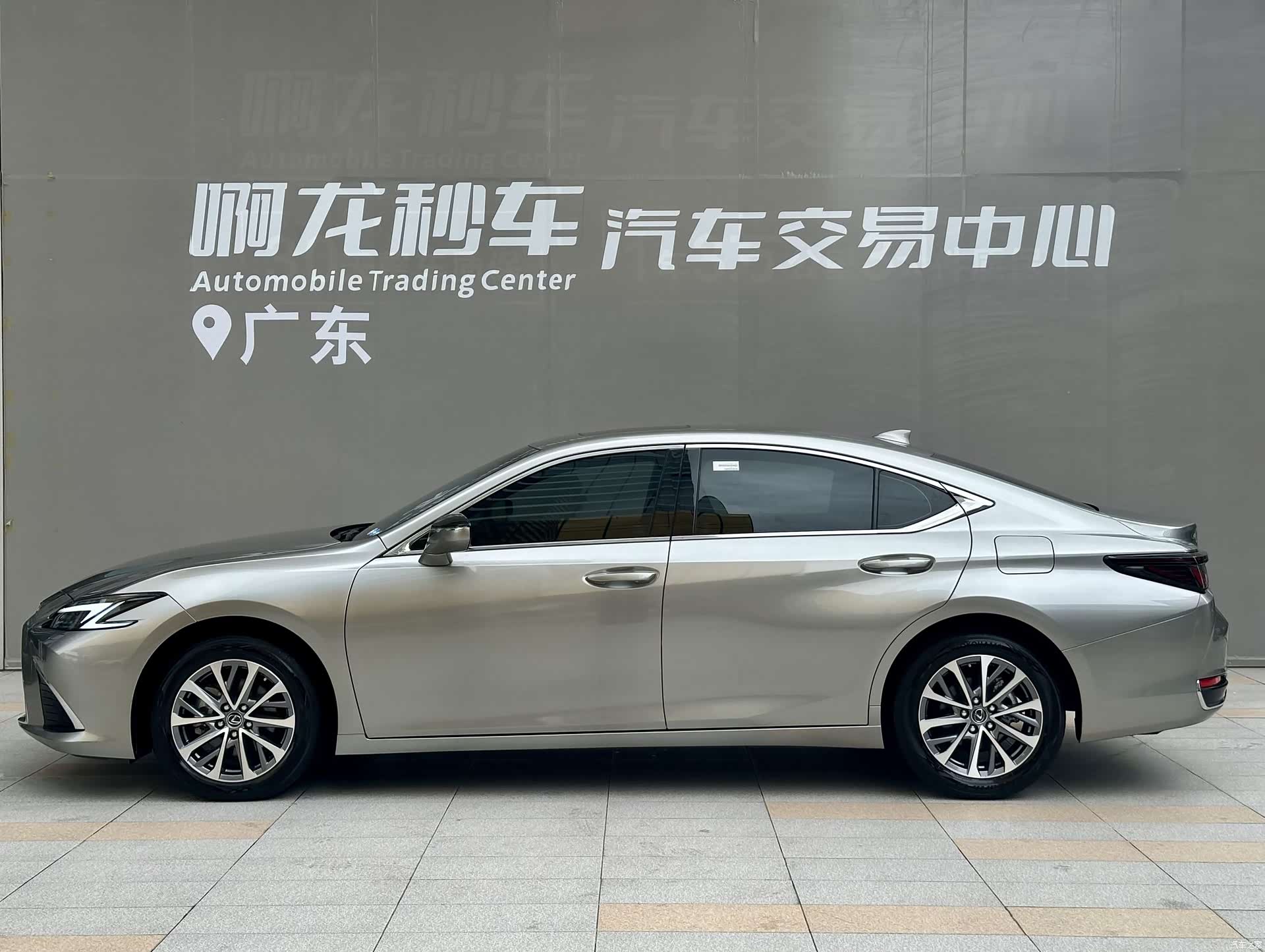 Lexus ES, 2025 3