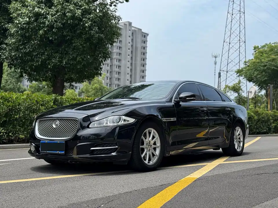 Jaguar XJ