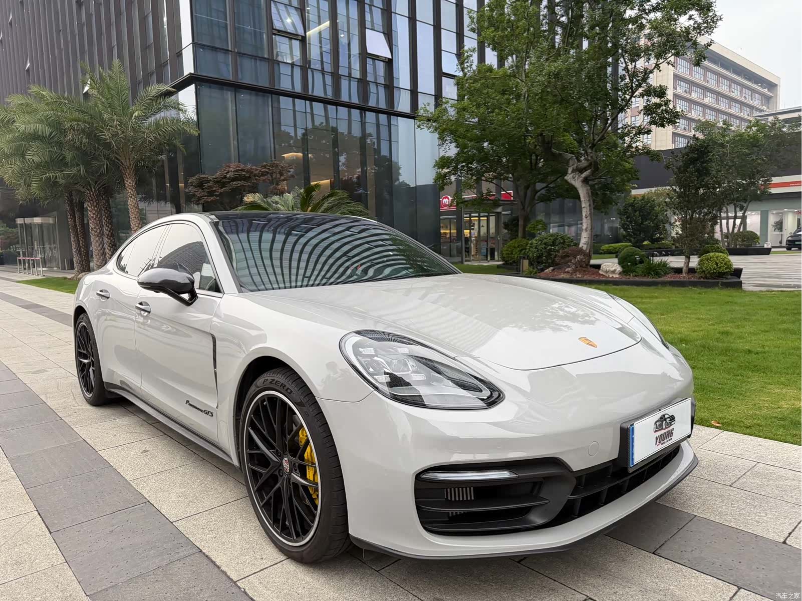 Porsche Panamera, 2023 1
