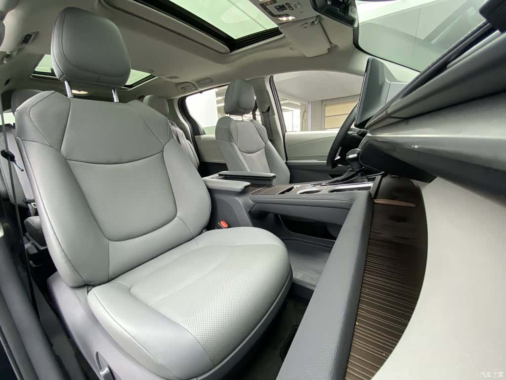 Toyota Granvia, 2024 9